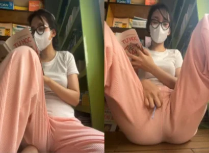 Thiếu nữ vừa đọc sách vừa nhét đồ chơi tình dục vào lồn