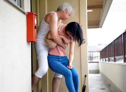 Cô vợ trẻ bị bố chồng già vờ vịt