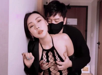 Chị vợ bán thân cho sếp để giải quyết nợ cho chồng